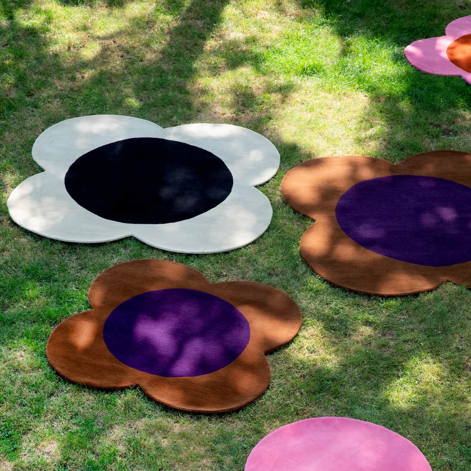 Flower Spot Rug Ecru/Black - Image 6
